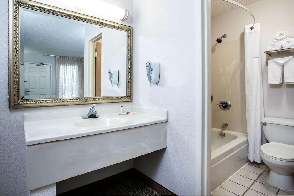 Travelodge By Wyndham Fort Wayne North Buitenkant foto