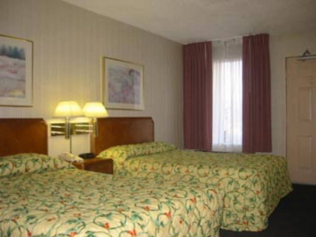 Travelodge By Wyndham Fort Wayne North Buitenkant foto